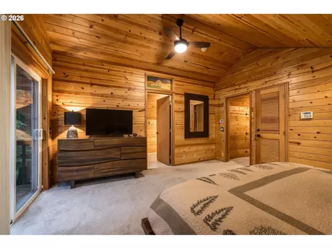 Bedroom - 27730 E John Lake Rd, Rhododendron, OR 97049 photo 3 of 9