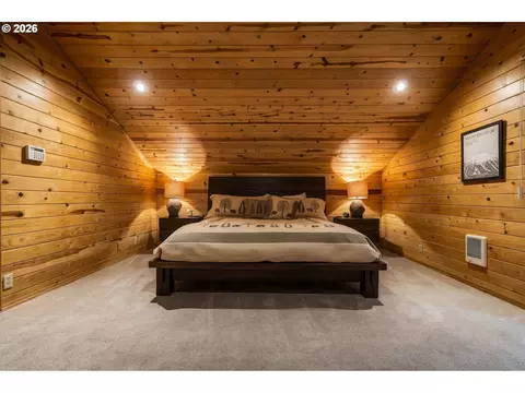 Bedroom - 27730 E John Lake Rd, Rhododendron, OR 97049 photo 2 of 9