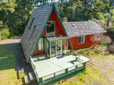 88003 Woodlands Dr, Florence, OR 97439