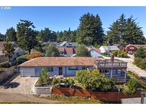 1391 Bayview St, North Bend, OR 97459