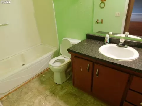 Bath - 1633 Maple St, Florence, OR 97439 photo 3 of 3