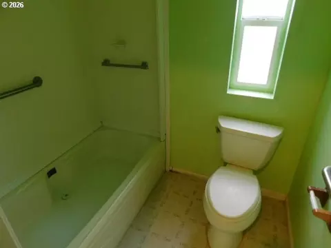Bath - 1633 Maple St, Florence, OR 97439 photo 2 of 3