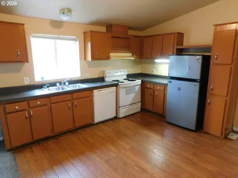 Kitchen - 1633 Maple St, Florence, OR 97439 photo 1 of 1
