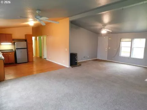 Living - 1633 Maple St, Florence, OR 97439 photo 1 of 3