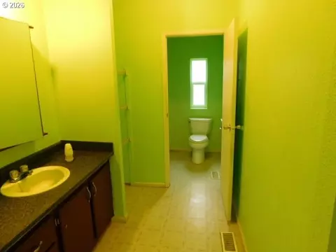 Bath - 1633 Maple St, Florence, OR 97439 photo 1 of 3