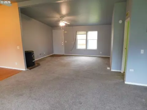 Living - 1633 Maple St, Florence, OR 97439 photo 2 of 3