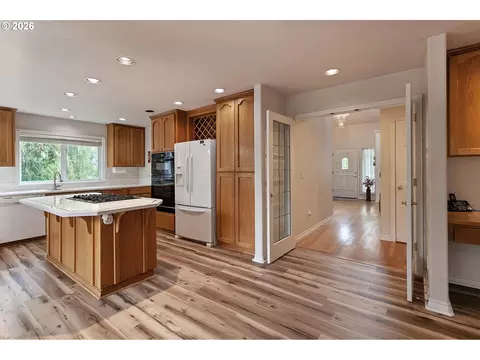 Kitchen - 2925 SE Cleveland Dr, Gresham, OR 97080 photo 5 of 6