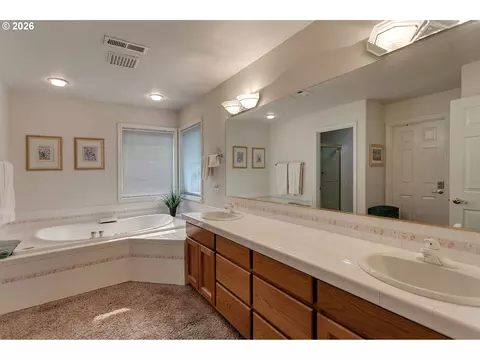 Bath - 2925 SE Cleveland Dr, Gresham, OR 97080 photo 2 of 4