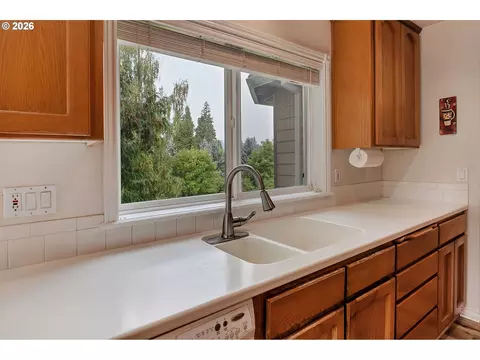 Kitchen - 2925 SE Cleveland Dr, Gresham, OR 97080 photo 3 of 6