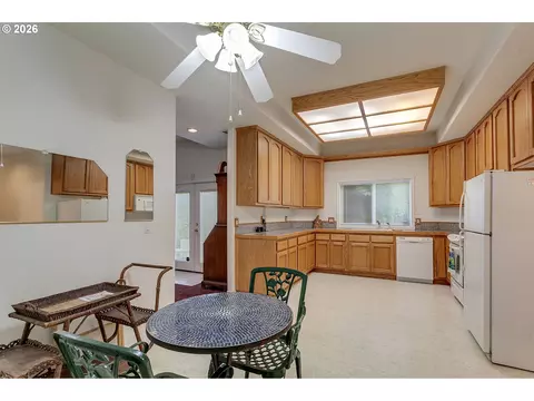 Kitchen - 2925 SE Cleveland Dr, Gresham, OR 97080 photo 6 of 6