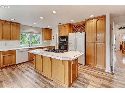 Kitchen - 2925 SE Cleveland Dr, Gresham, OR 97080 photo 4 of 6