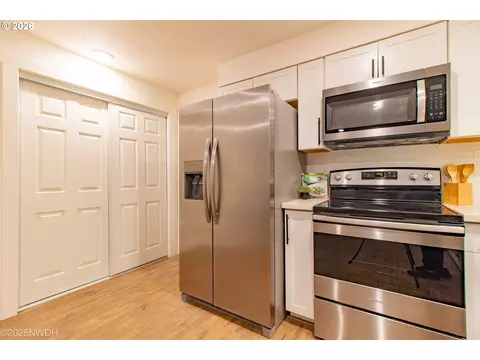 1682 Hemlock St, Eugene, OR 97404 photo 8