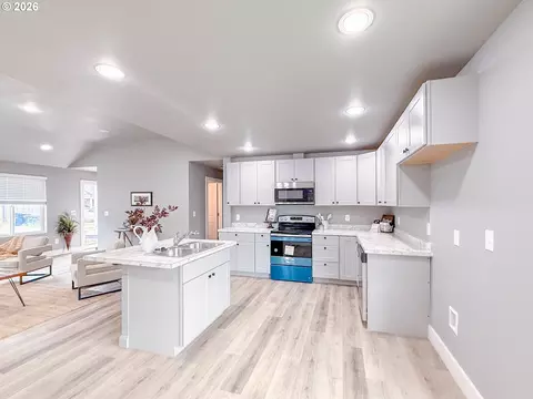 Kitchen - 2382 E Irwin Way, Eugene, OR 97402 photo 2 of 5