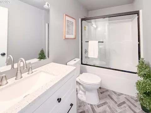 Bath - 2382 E Irwin Way, Eugene, OR 97402 photo 1 of 2
