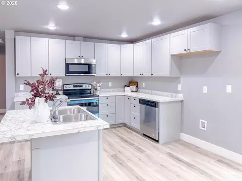 Kitchen - 2382 E Irwin Way, Eugene, OR 97402 photo 5 of 5