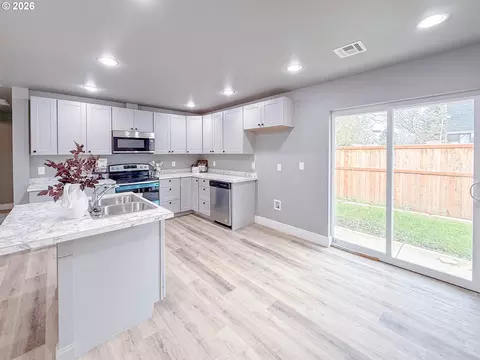 Kitchen - 2382 E Irwin Way, Eugene, OR 97402 photo 4 of 5