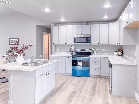 Kitchen - 2382 E Irwin Way, Eugene, OR 97402 photo 3 of 5