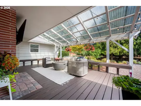 Exterior - 545 Dartmoor Dr, Eugene, OR 97401 photo 3 of 10