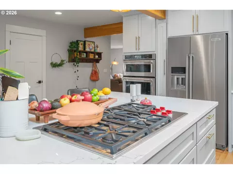 Kitchen - 545 Dartmoor Dr, Eugene, OR 97401 photo 5 of 7