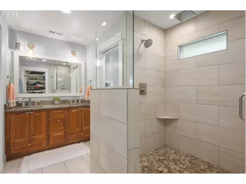 Bath - 545 Dartmoor Dr, Eugene, OR 97401 photo 3 of 5