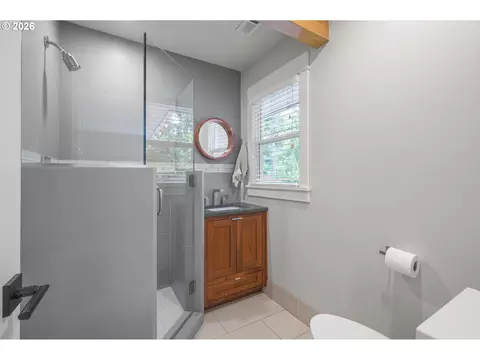 Bath - 545 Dartmoor Dr, Eugene, OR 97401 photo 5 of 5