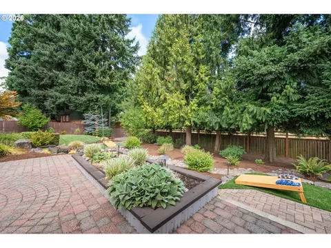 Exterior - 545 Dartmoor Dr, Eugene, OR 97401 photo 7 of 10