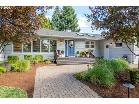 Exterior - 545 Dartmoor Dr, Eugene, OR 97401 photo 2 of 10