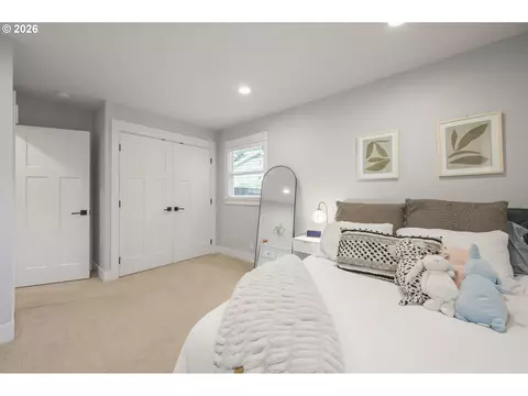 Bedroom - 545 Dartmoor Dr, Eugene, OR 97401 photo 7 of 9