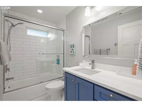 Bath - 545 Dartmoor Dr, Eugene, OR 97401 photo 4 of 5