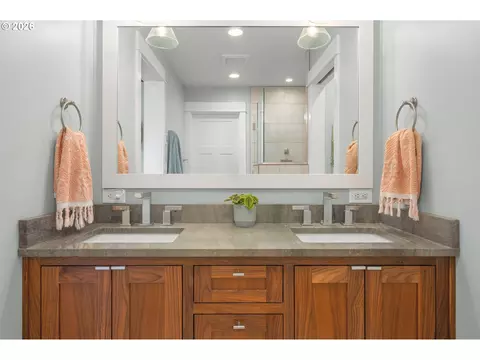 Bath - 545 Dartmoor Dr, Eugene, OR 97401 photo 2 of 5