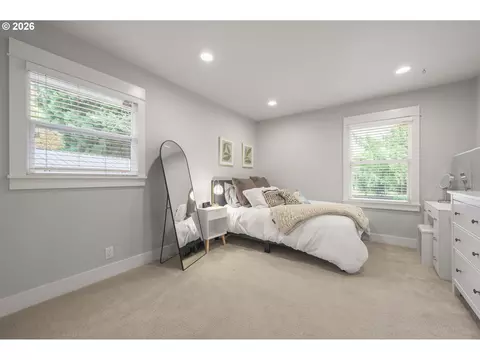 Bedroom - 545 Dartmoor Dr, Eugene, OR 97401 photo 6 of 9