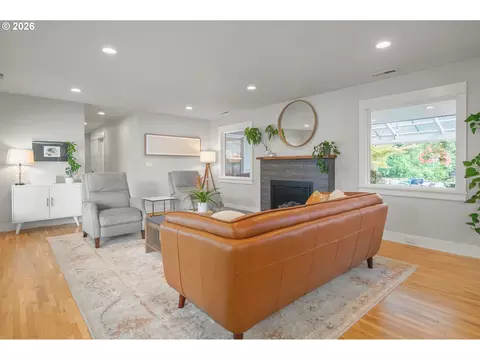 Living - 545 Dartmoor Dr, Eugene, OR 97401 photo 1 of 6