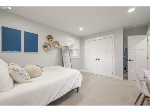 Bedroom - 545 Dartmoor Dr, Eugene, OR 97401 photo 5 of 9