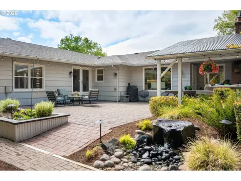 Exterior - 545 Dartmoor Dr, Eugene, OR 97401 photo 9 of 10