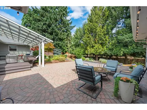 Exterior - 545 Dartmoor Dr, Eugene, OR 97401 photo 6 of 10