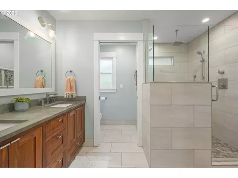 Bath - 545 Dartmoor Dr, Eugene, OR 97401 photo 1 of 5