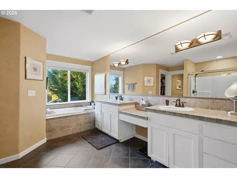Bath - 4913 E Masters Dr, Newberg, OR 97132 photo 3 of 5