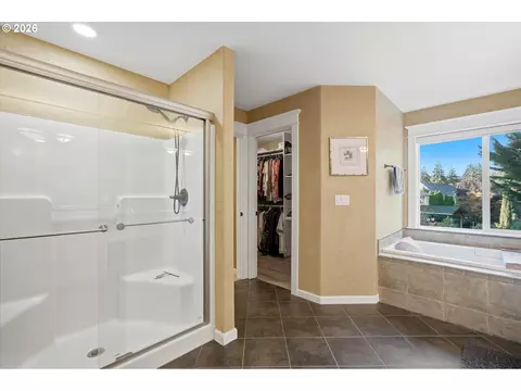 Bath - 4913 E Masters Dr, Newberg, OR 97132 photo 4 of 5