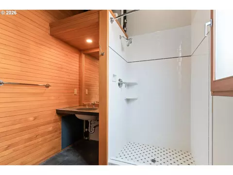 Bath - 321 Mill St #1, Eugene, OR 97401 photo 2 of 4