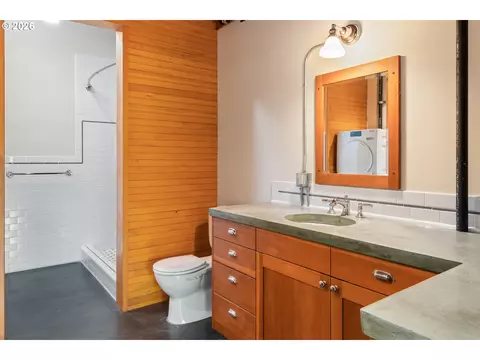 Bath - 321 Mill St #1, Eugene, OR 97401 photo 3 of 4