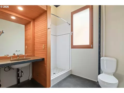Bath - 321 Mill St #1, Eugene, OR 97401 photo 1 of 4
