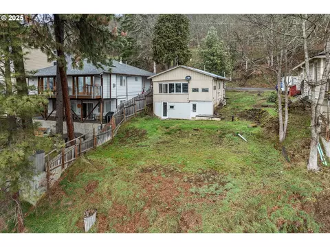 105 Lois Ln, Bingen, WA 98605
