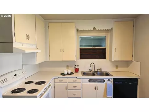 Kitchen - 302 SE 2nd St, Enterprise, OR 97828 photo 1 of 2