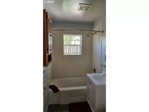 Bath - 302 SE 2nd St, Enterprise, OR 97828 photo 1 of 1