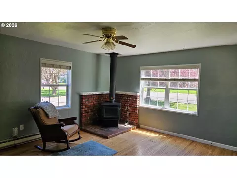 Living - 302 SE 2nd St, Enterprise, OR 97828 photo 2 of 3
