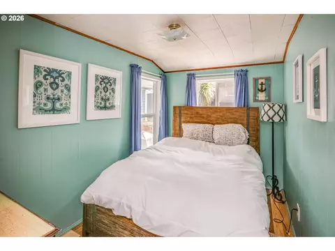 Bedroom - 144 6th Ave, Seaside, OR 97138 photo 2 of 4