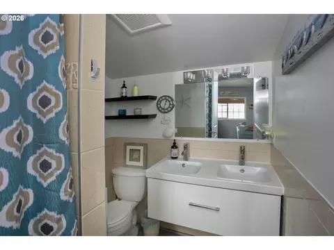 Bath - 144 6th Ave, Seaside, OR 97138 photo 3 of 3