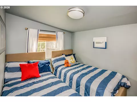 Bedroom - 144 6th Ave, Seaside, OR 97138 photo 4 of 4