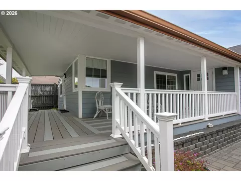 Exterior - 144 6th Ave, Seaside, OR 97138 photo 9 of 10