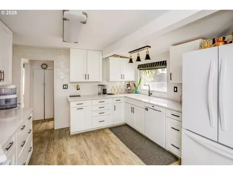 Kitchen - 144 6th Ave, Seaside, OR 97138 photo 2 of 5